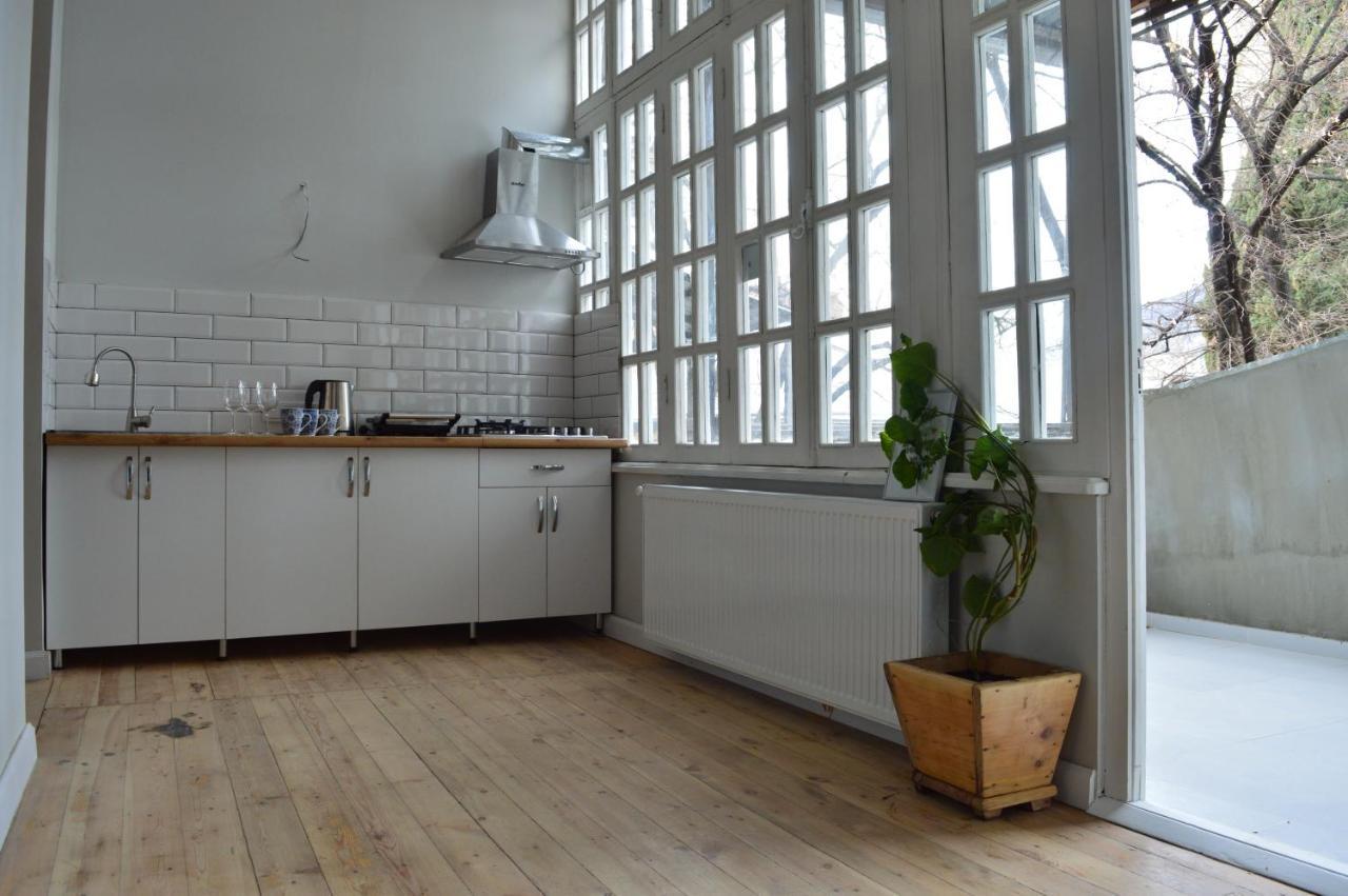 Woodmood Hostel Тбилиси Экстерьер фото